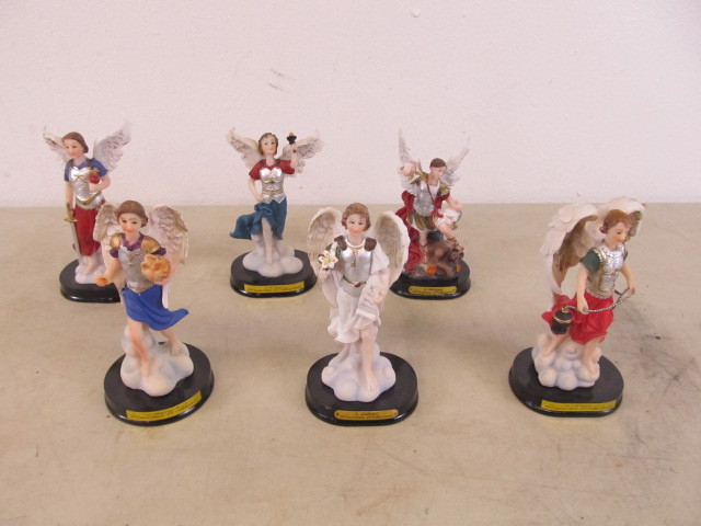 lot 76 image: Luciana Italian Angel Figures