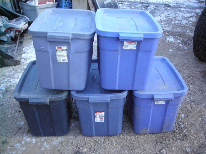 5 Rubbermaid Totes