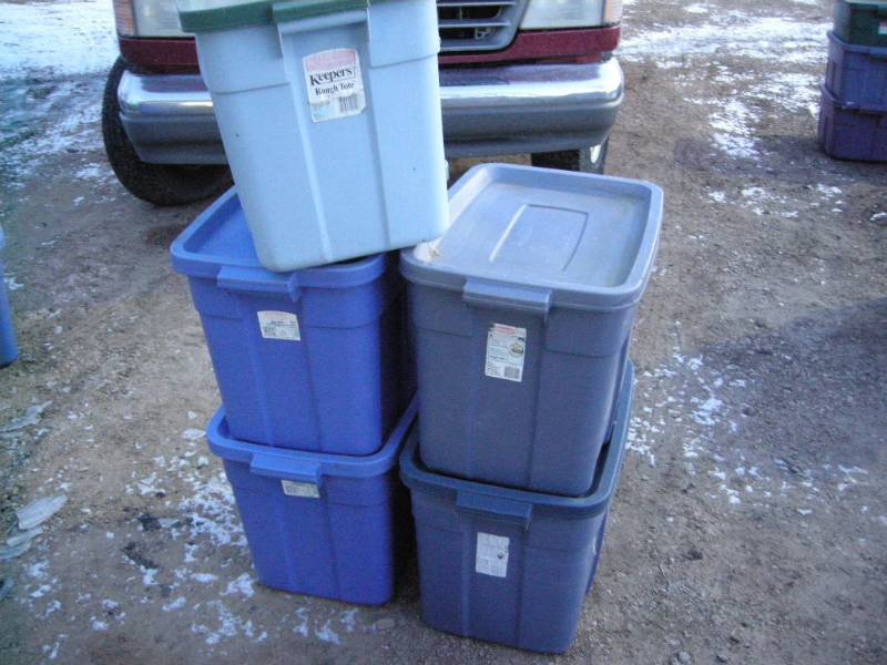 5 Rubbermaid Totes