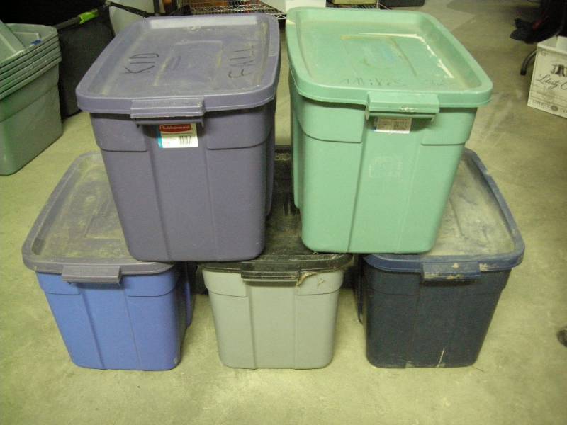 5 Rubbermaid Totes