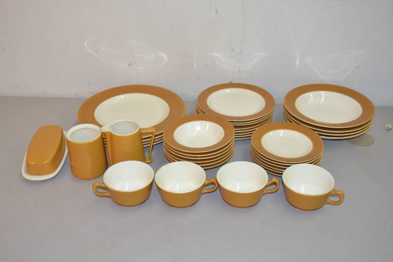 lot 146 image: Dishes