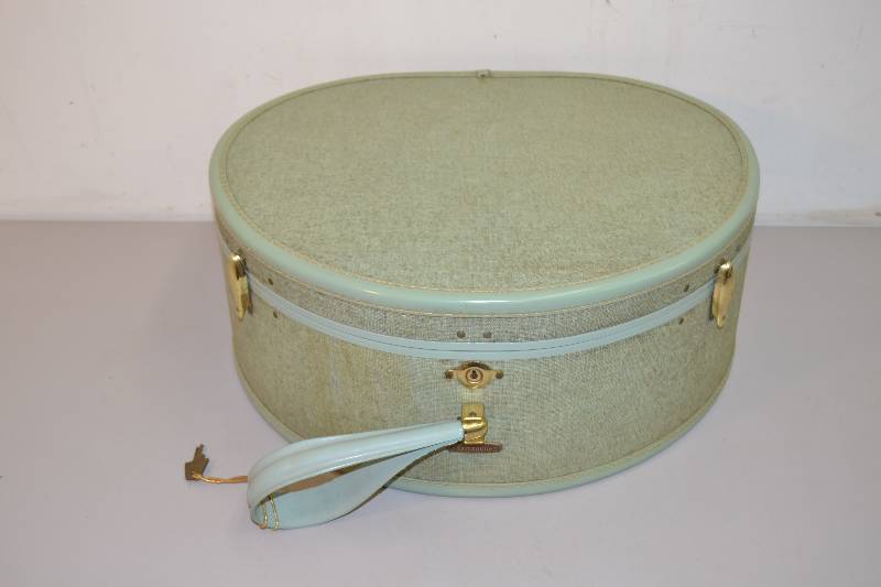 lot 157 image: VIntage Samsonite Luggage