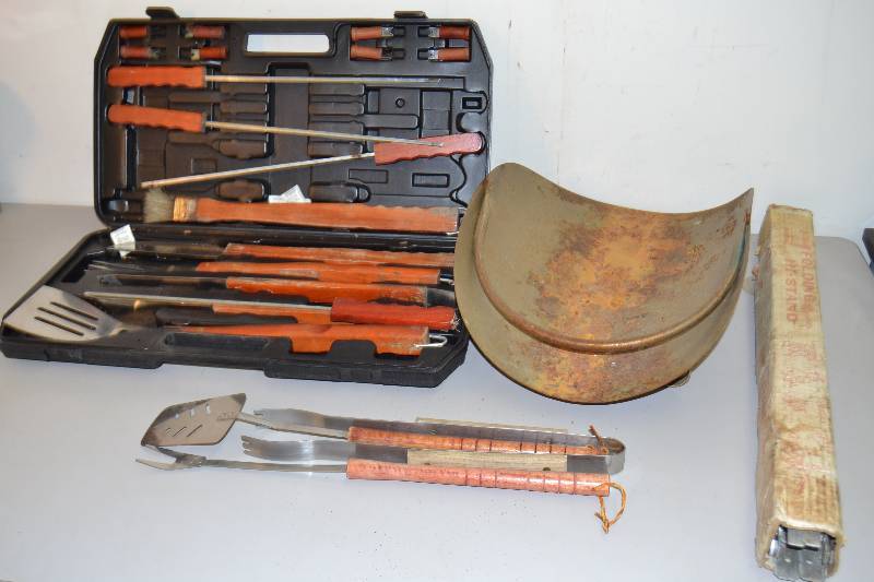 lot 16 image: Grill Accessories
