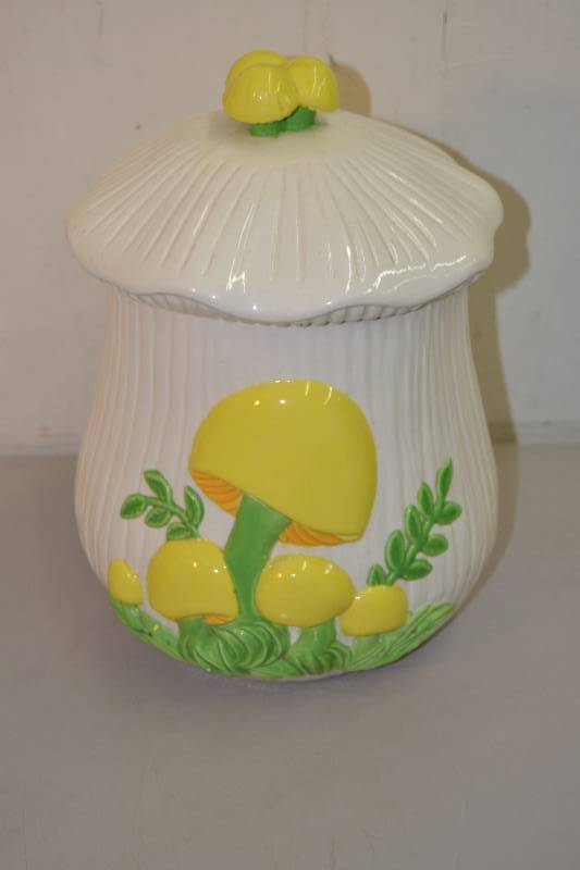 lot 26 image: Mushroom Cookie Jar