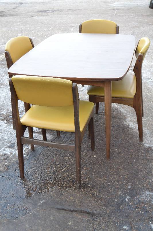 lot 27 image: Dining Room Table Set