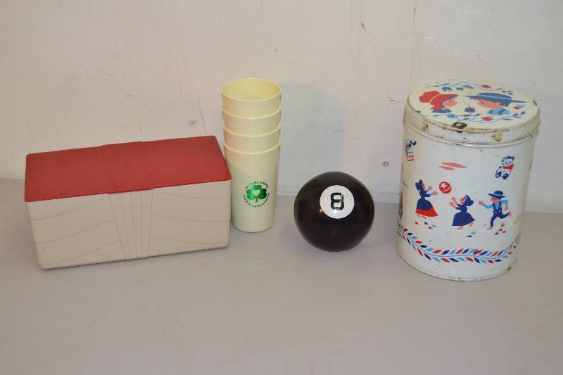 lot 32 image: Vintage Items