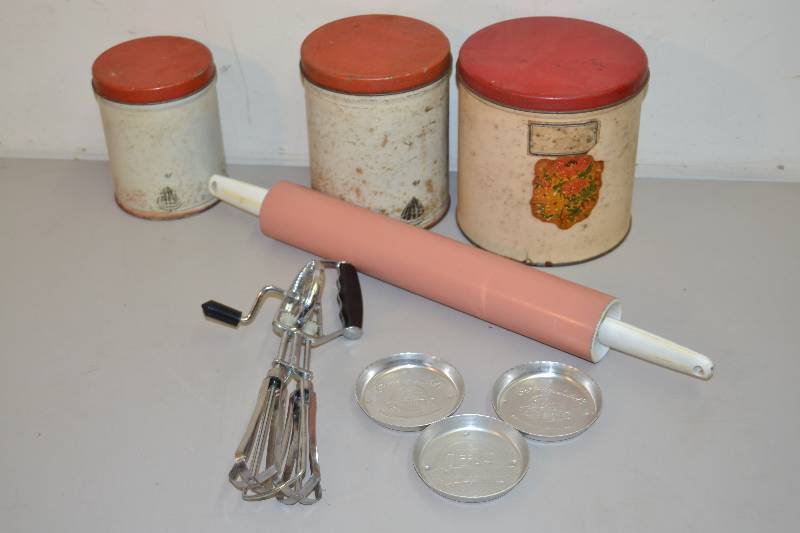 lot 35 image: Vintage kitchen Items
