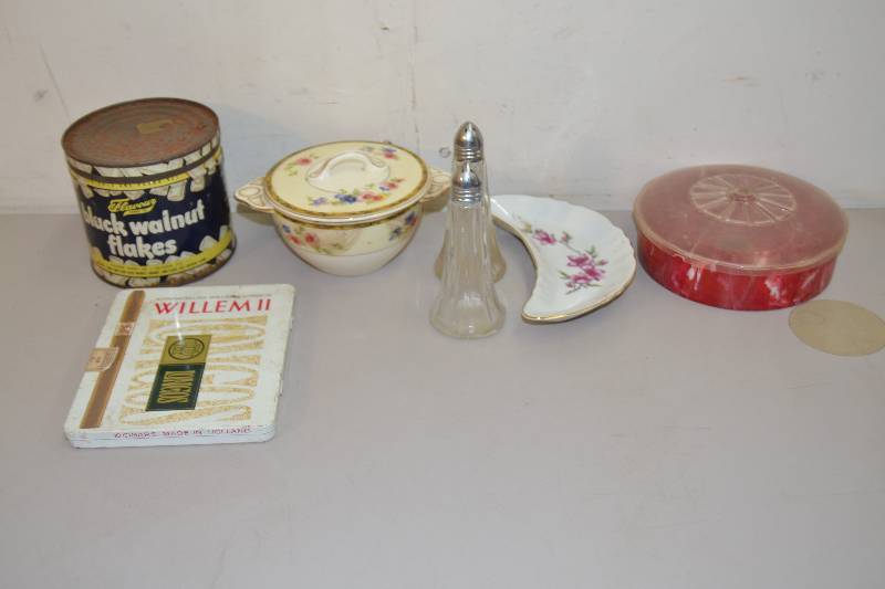 lot 40 image: Vintage Items