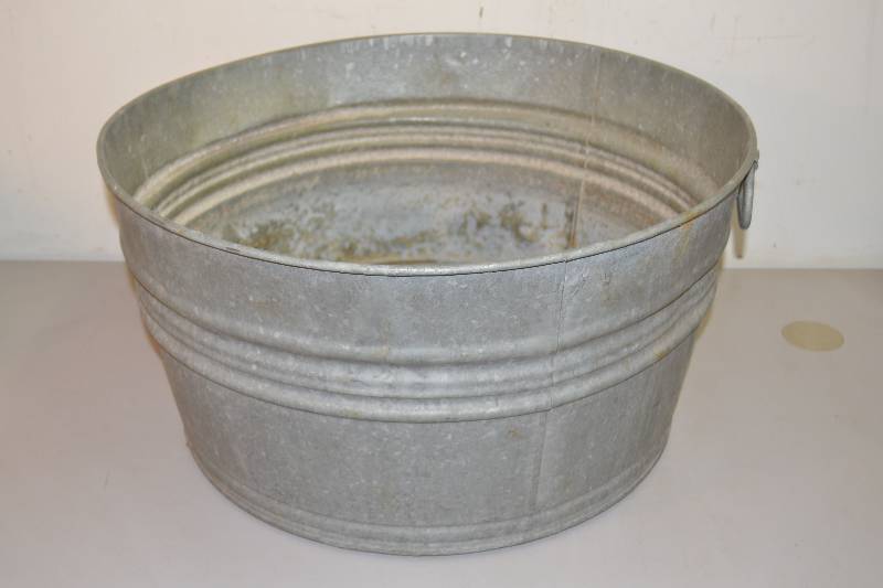 lot 43 image: Galvanized tub