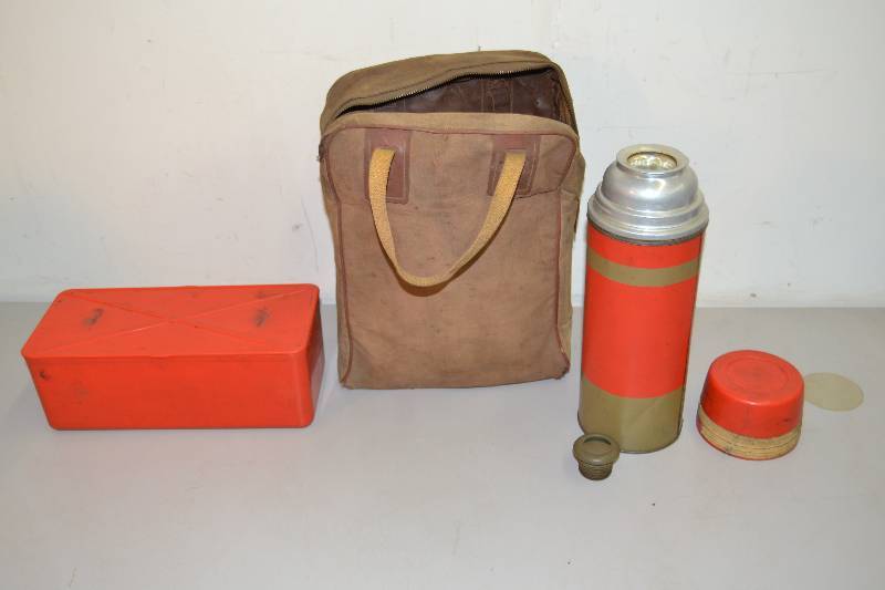 lot 46 image: Vintage Picnic Bag