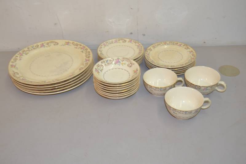 lot 74 image: Paden City Pottery Dishes