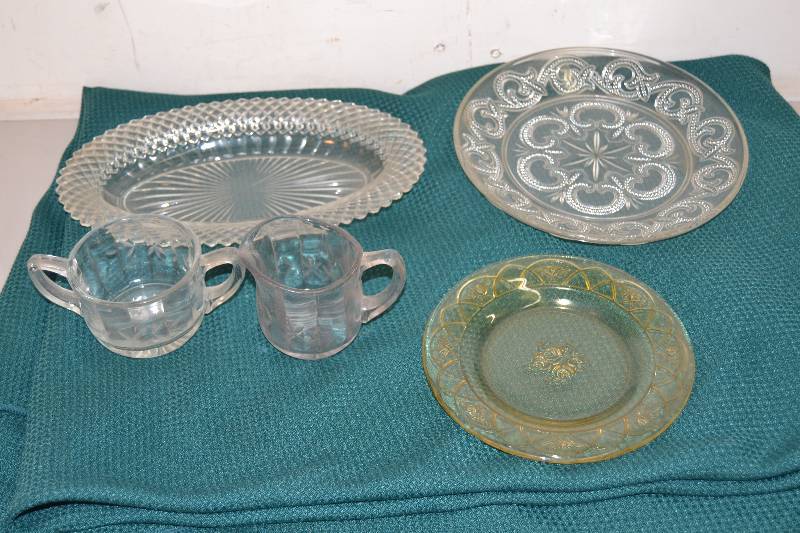 lot 96 image: Vintage Glassware