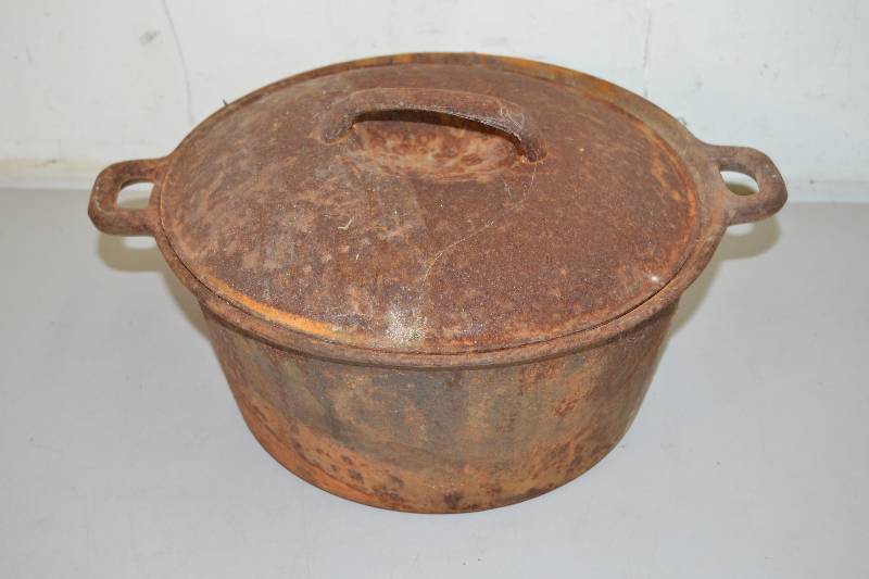 lot 99 image: Cast Iron Dutch Oven