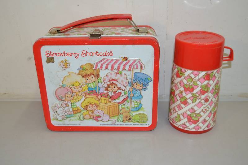 lot 114 image: Strawberry Shortcake Lunch Box