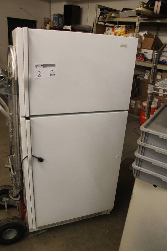 lot 2 image: Magic Chef 18.6 cu. ft. Refrigerator Freezer