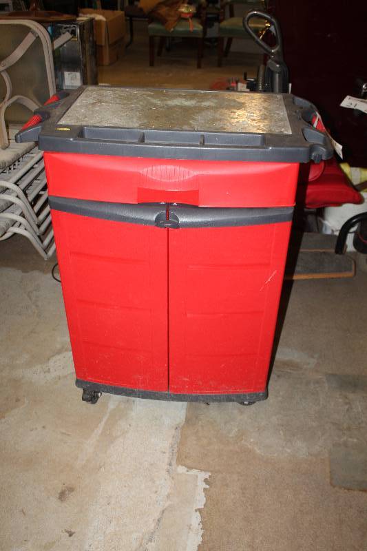 lot 18 image: Rolling 2-Door 1-Drawer Tool Cabinet