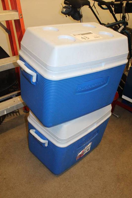 lot 43 image: Rubbermaid Ice Chests