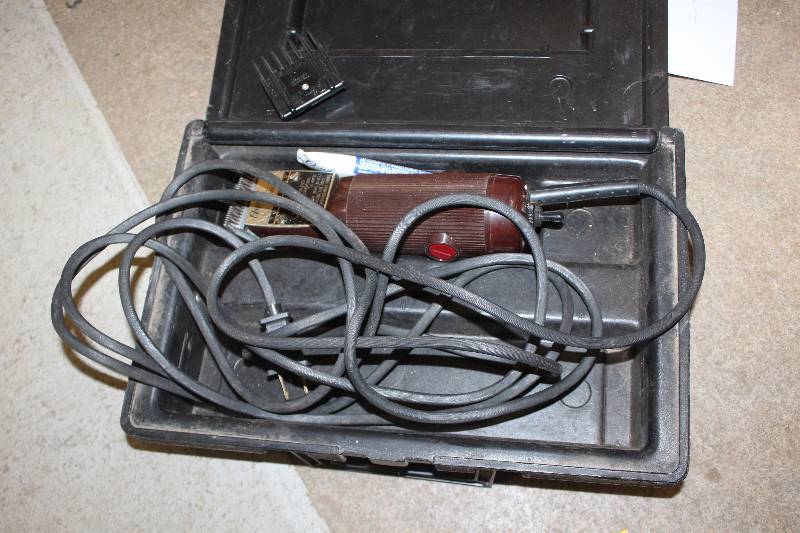 lot 56 image: Oster Golden A5 2-Speed Hair Clippers w Case