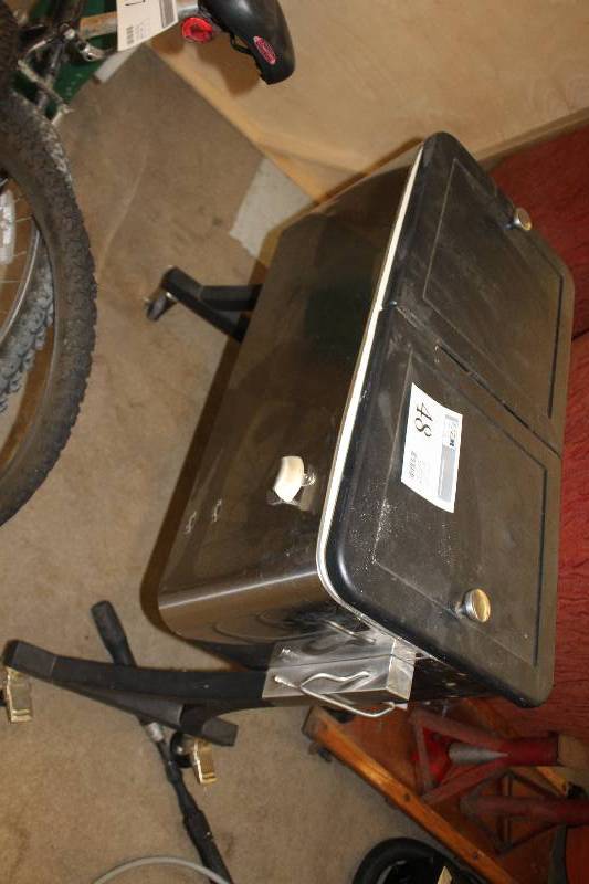 lot 48 image: Ice Chest