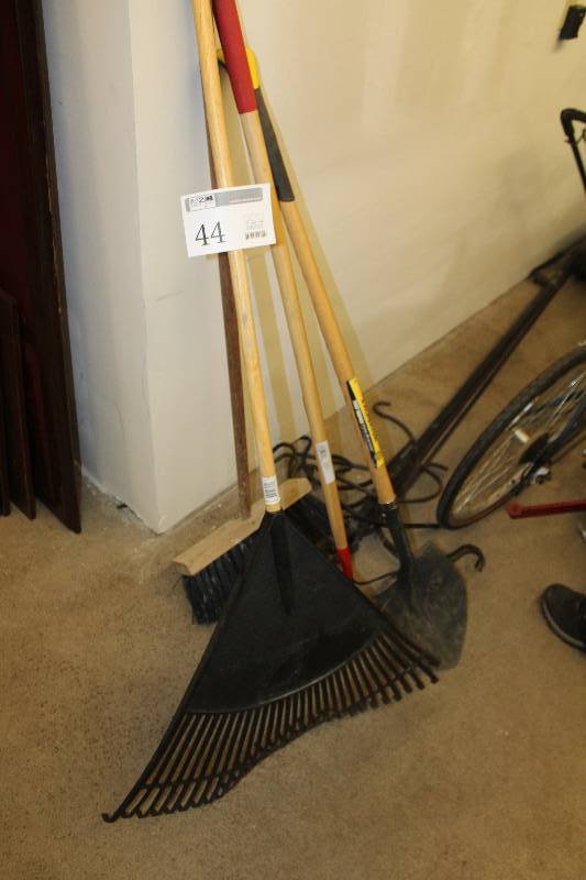 lot 44 image: Yard Tools