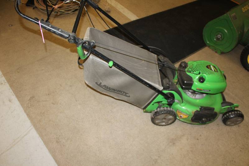 lot 11 image: Lawn Boy Push Lawn Mower