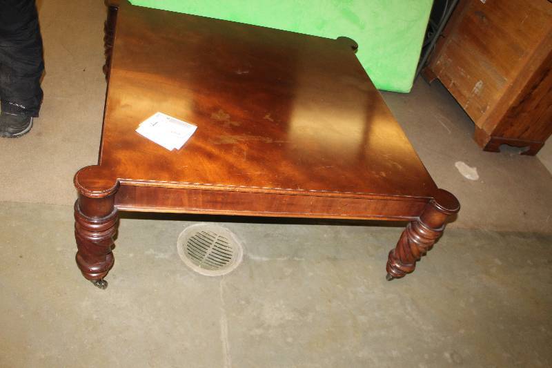 lot 4 image: Coffee Table