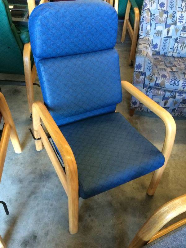 lot 35 image: Hill Rom Orthapedic Health Care Seating Medical Nursing Home TV Entertainment Center Mobile Lounge Chair With Boltaflex Protectant Vinyl & Oak Accents - Nice Condition