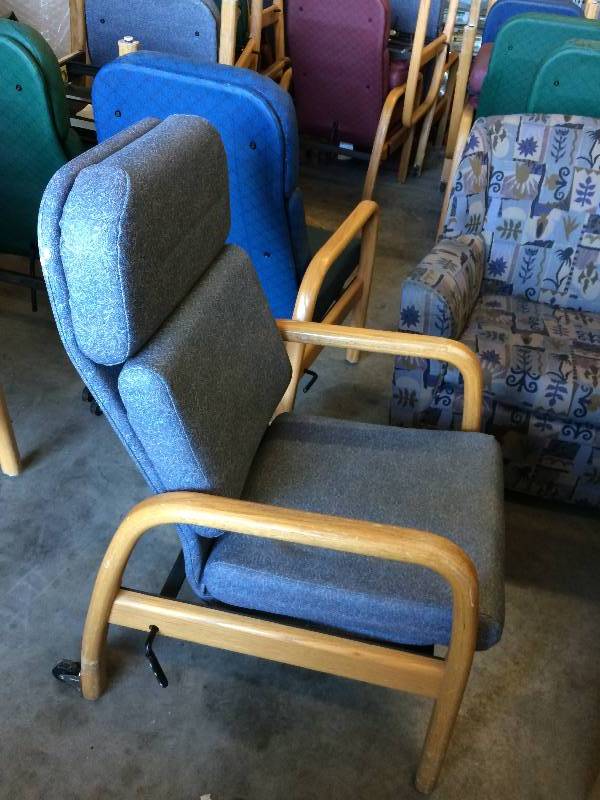 lot 31 image: Hill Rom Orthapedic Health Care Medical Nursing Home TV Entertainment Mobile Lounge Chair Boltaflex Protectant Vinyl & Oak This Chair would be great lounger around the FirepitCampfire Home Deck Or Cabin Vinyl Is Water Repellent Nice Condition