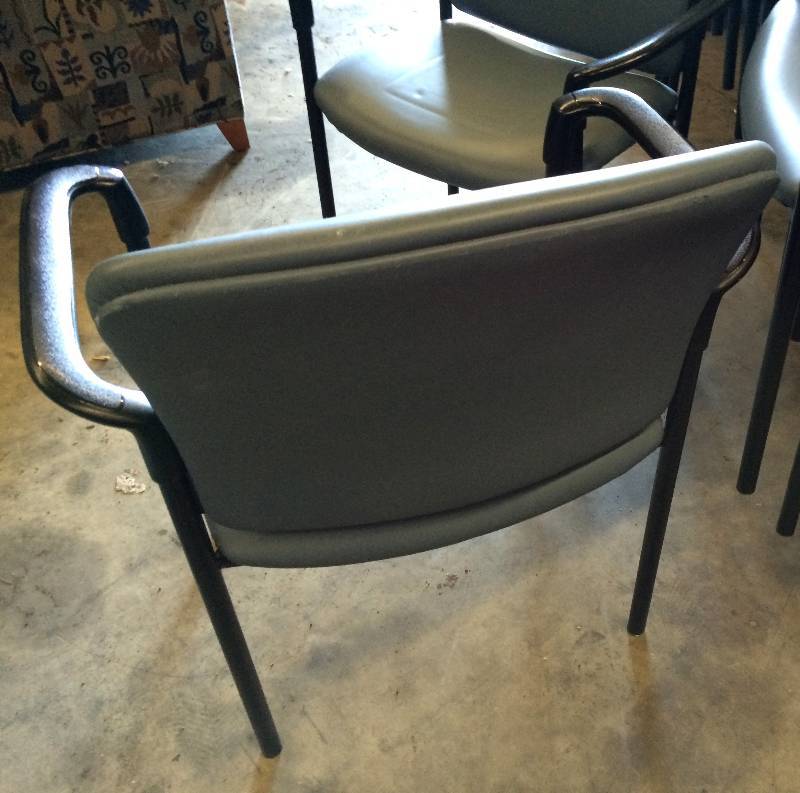 lot 18 image: Wow Retails New $1500 2 Hon Quality Pagoda Series Stacking Guest Waiting Room Conference Arm Chair H4071