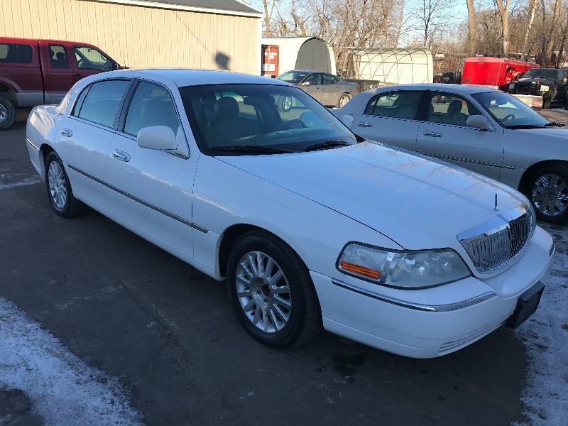 2004 Lincoln Towncar Signature...Limo Company Owned...UPDATED PICS