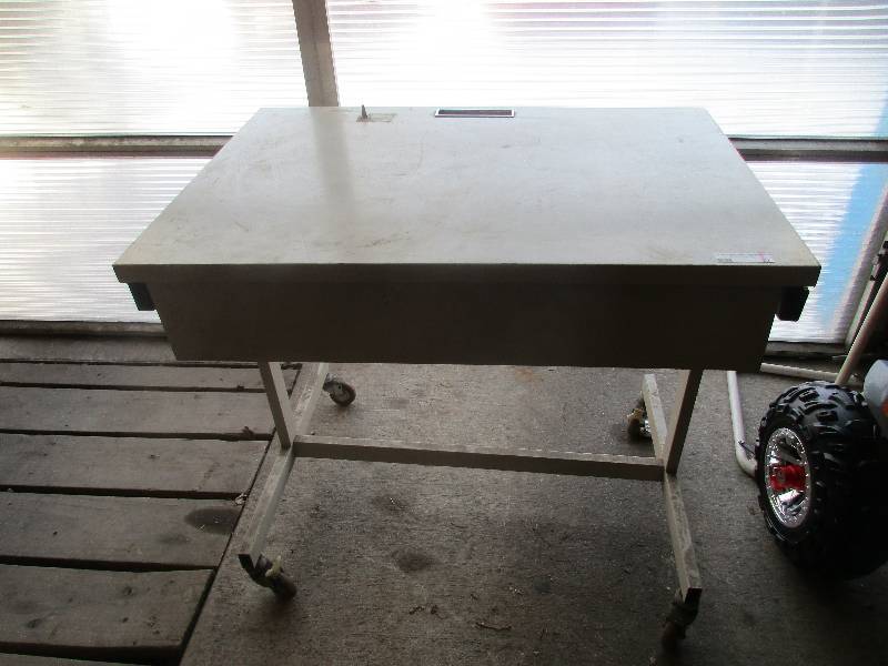 metal table on wheels