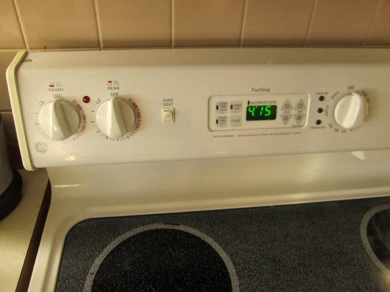 GE Stove and oven with glass-top range