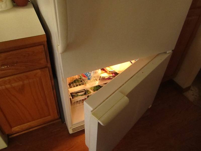Amana refrigerator with lower freezer