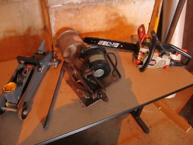 Echo Chainsaw, needs primer button,...