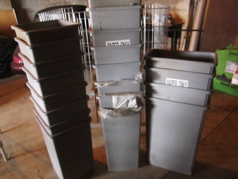 Lot of commercial grade plastic tra...