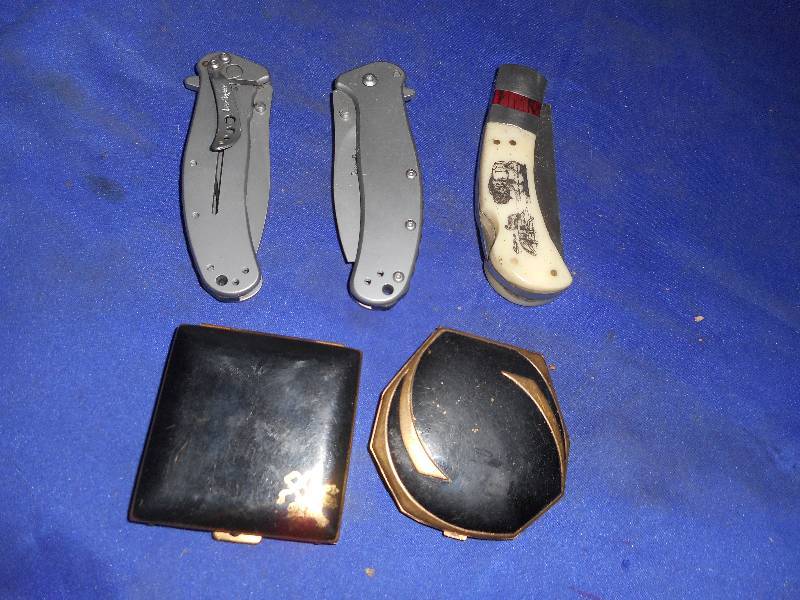 COLLECTIBLE KNIVES AND TO ANTIQUE COMPACTS