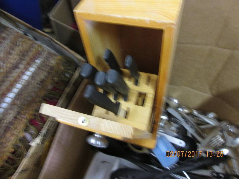 lot 5 image: Knife Block, Steak knives, Utensils...
