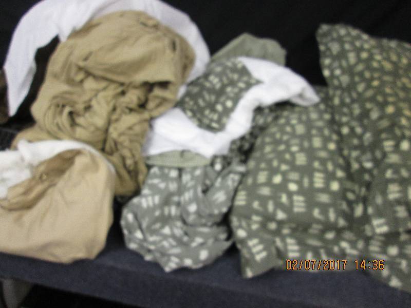 lot 17 image: Bedding in covered tote, includes s...