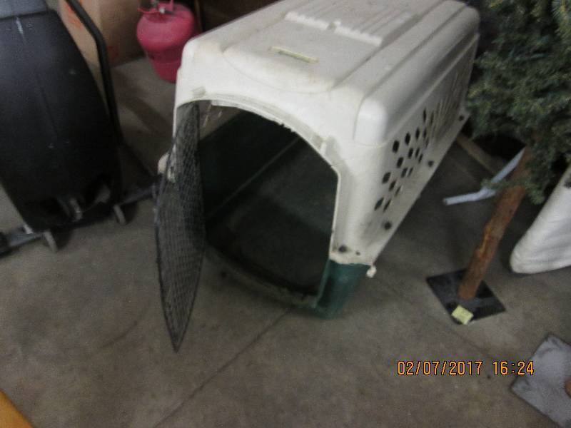 lot 43 image: Large Remington Portable Dog Kennel...