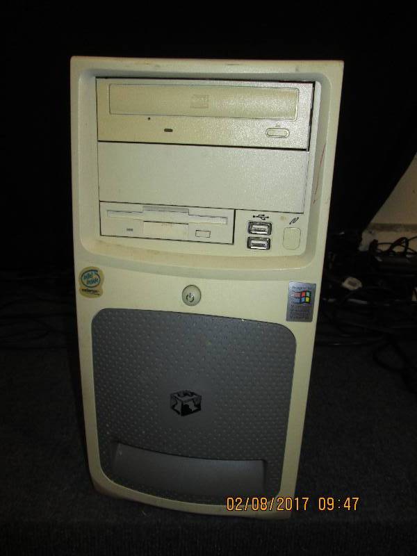 lot 60 image: Gateway PC only, boots to Windows X...