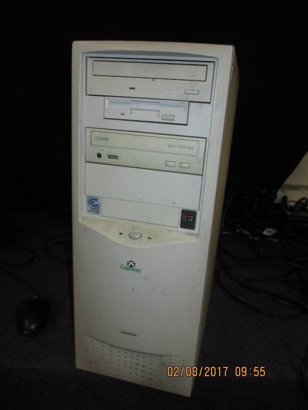 lot 61 image: Gateway Essential PC, boots to scre...