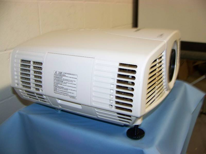 lot 12 image: Mitsubishi, XD3200U, DLP Projector with HDMI Input