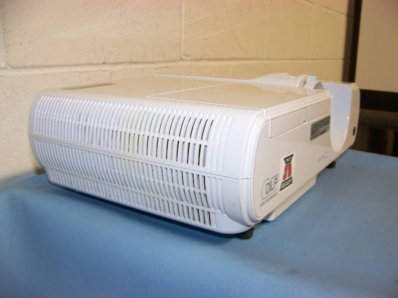 lot 16 image: Mitsubishi, XD221U, DLP Projector with Remote Control