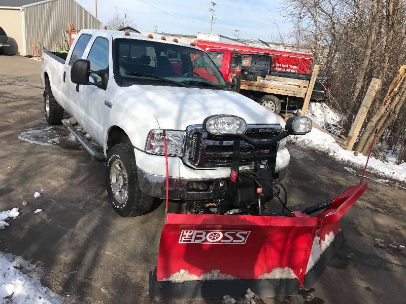 lot 1 image: 2006 Ford F-350 Lariat Super Duty Powerstroke 4x4 Plow Truck