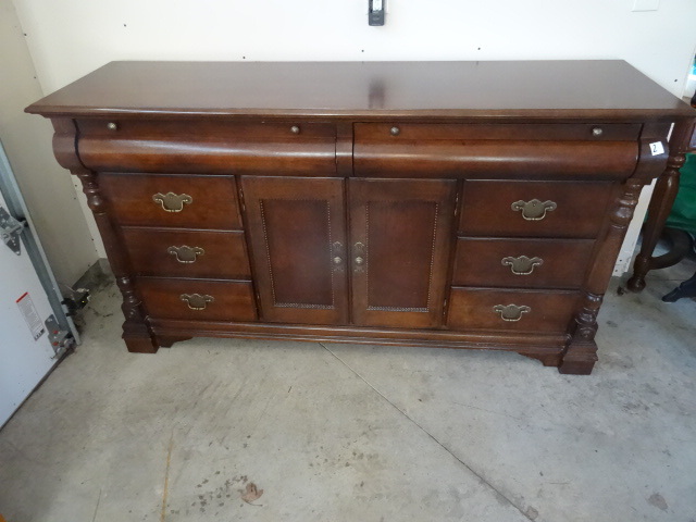 lot 2 image: Bedroom dresser. 6 drawer and 2 doo...