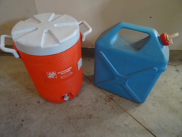 lot 8 image: 5 gal water jug. Rubbermaid drink d...
