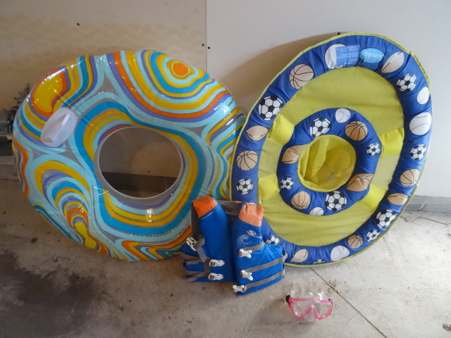 lot 10 image: Kids life jacket. Infant floatie. G...