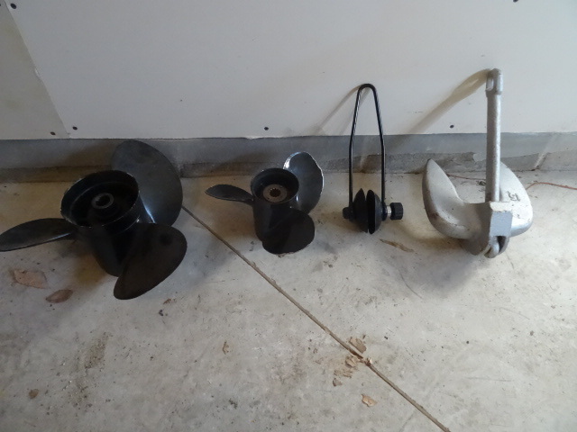 lot 12 image: 2 Mercury outboard motor props. 15 ...