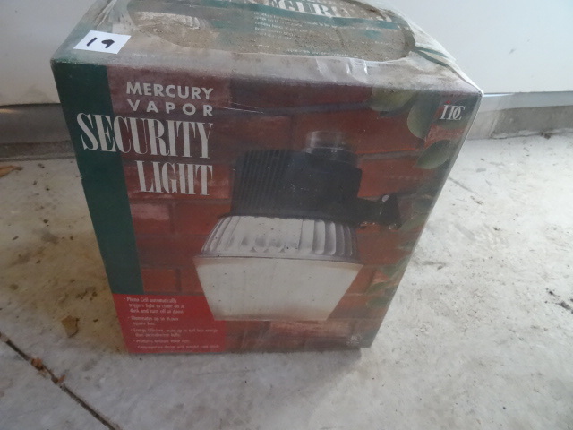 lot 19 image: Mercury Vapor Security light. New i...