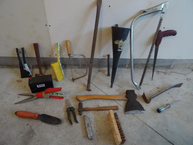 lot 26 image: Large variety of misc hand tools...